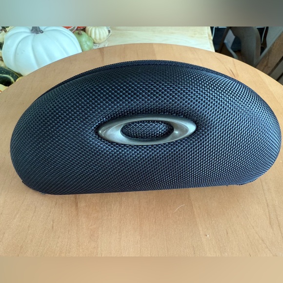 Oakley Black Textured Sunglasses Case with cloth bag - Picture 1 of 4